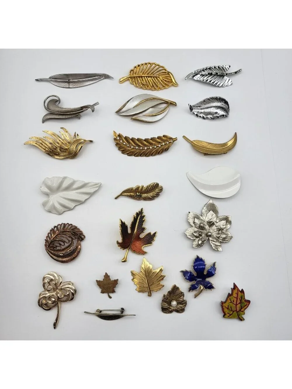 Fab Vintage Brooch pin lot leaf feather leaves some signed 22 piece Boho